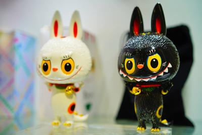 Labubu Ausstellung in Peking  BEIJING, CHINA - JUNE 18: Labubu dolls are on display during the first-generation Labubu c-stock-foto