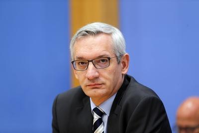 Bundespressekonferenz am Montag (24.11.2014) in Berlin mit Martin J?ger , Sprecher des Bundesfinanzministeriums .-stock-foto