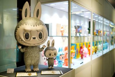 Labubu Ausstellung in Peking  BEIJING, CHINA - JUNE 18: Labubu dolls are on display during the first-generation Labubu c-stock-foto