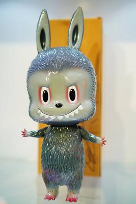 Labubu Ausstellung in Peking  BEIJING, CHINA - JUNE 18: Labubu doll is on display during the first-generation Labubu col-stock-foto