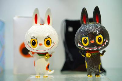 Labubu Ausstellung in Peking  BEIJING, CHINA - JUNE 18: Labubu dolls are on display during the first-generation Labubu c-stock-foto