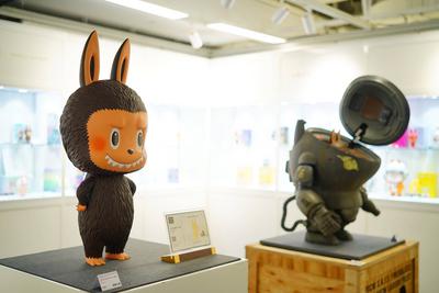Labubu Ausstellung in Peking  BEIJING, CHINA - JUNE 18: Labubu dolls are on display during the first-generation Labubu c-stock-foto