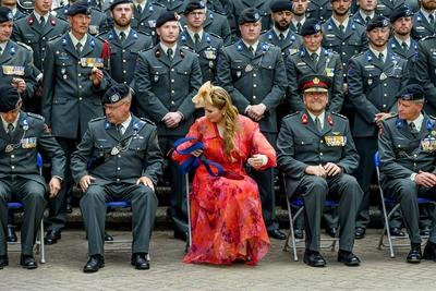King presents standard to the Princess Catharina-Amalia Hussar Regiment, Amersfoort, The Netherlands-stock-foto
