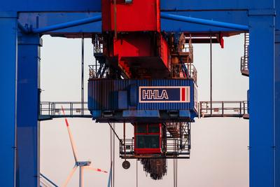 Hamburg, Germany - 27 April 2025: An HHLA container crane in the Port of Hamburg: the nacelle, cabin and technical compo-stock-foto