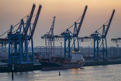 Hamburger Hafen, HHLA Containerterminal Burchardkai, Athabaskakai, an der Elbe, Container Feederschiff Elbsky, Hamburg,-stock-foto