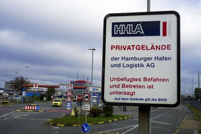 Streik am Containerterminal Eurogate im Waltershofer Hafen am 07.11.2023 in Hamburg Arbeiter der HHLA treten in den Warstreik wegen des m?glichen Verkaufs von Anteilen an die Reederei MSC - HHLA Terminal wurde geschlossen Arbeiter kommen gar nicht erst zur Schicht bzw. treffen sich in der Seemansmission Duckdalben Mitarbeiter des HHLA Terminals Burchardkai sind seit Montag abend in einen Warnstreik getreten um gegen den Teilverkauf von Anteilen der HHLA an die Reederei MSC zu demonstrieren. Die Arbeiter sind zum Teil erst gar nicht am Arbeitsplatz erschienen bzw. trafen sich in der Seemannsmission Duckdalben . Aufgrund des Streiks musste die Containerabfertigung am Kai eingestellt werden. HH Deutschland *** Strike on Container terminal E-stock-foto