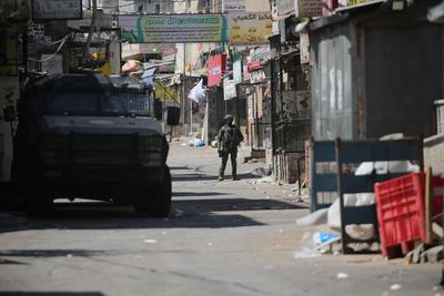 Israeli army forces take position during a raid at the Balata refugee camp east of Nablus city-stock-foto
