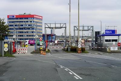 Streik am Containerterminal Eurogate im Waltershofer Hafen am 07.11.2023 in Hamburg Arbeiter der HHLA treten in den Warstreik wegen des m?glichen Verkaufs von Anteilen an die Reederei MSC - HHLA Terminal wurde geschlossen Arbeiter kommen gar nicht erst zur Schicht bzw. treffen sich in der Seemansmission Duckdalben Mitarbeiter des HHLA Terminals Burchardkai sind seit Montag abend in einen Warnstreik getreten um gegen den Teilverkauf von Anteilen der HHLA an die Reederei MSC zu demonstrieren. Die Arbeiter sind zum Teil erst gar nicht am Arbeitsplatz erschienen bzw. trafen sich in der Seemannsmission Duckdalben . Aufgrund des Streiks musste die Containerabfertigung am Kai eingestellt werden. HH Deutschland *** Strike on Container terminal E-stock-foto
