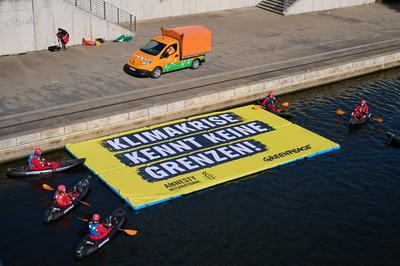 Protest auf der Spree fuer Schutz von Gefluechteten-stock-foto