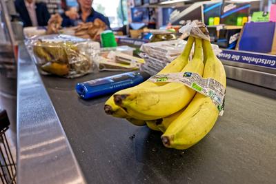 Nichts vergessen ? Der Einkauf liegt zum Bezahlen vor der Kasse beim Discounter. Salzburg Salzburg ?sterreich *** Dont f-stock-foto