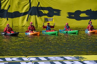 Protest auf der Spree fuer Schutz von Gefluechteten-stock-foto