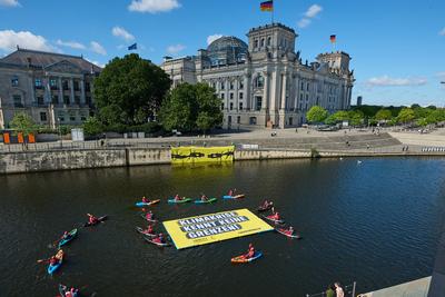 Protest auf der Spree fuer Schutz von Gefluechteten-stock-foto