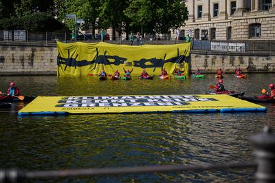 Protest auf der Spree fuer Schutz von Gefluechteten-stock-foto