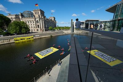 Protest auf der Spree fuer Schutz von Gefluechteten-stock-foto