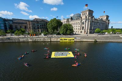 Protest auf der Spree fuer Schutz von Gefluechteten-stock-foto