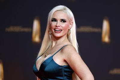 TV-Pers?nlichkeit Daniela Katzenberger zeigt ihren trainierten Body auf dem Red Carpet beim Deutschen Fernsehpreis 2024-stock-foto