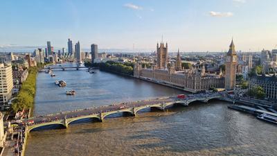 UK, LONDON - JULY 23, 2023: Aerial view of river and bridge in London UK, LONDON - JULY 23, 2023: A birds eye view of a-stock-foto