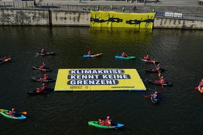 Protest auf der Spree fuer Schutz von Gefluechteten-stock-foto