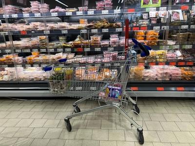 Verschiedene Fleisch und Gefluegel Waren Sorten liegen in Plastik Schalen und Folie verpackt Natur und Mariniert beim Discounter Aldi Nord in grossen Kuehlschraenken hinter Glastueren zum Verkauf bereit.Davor steht ein Einkafswagen Hamburg Deutschland *** Various types of meat and poultry goods are packaged in plastic trays and foil, natural and marinated, ready for sale in large refrigerators behind glass doors at the discounter Aldi Nord In front of it is a coffee cart Hamburg Germany-stock-foto