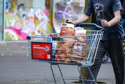 D?sseldorf 28.05.2025 Wocheneinkauf Inflation Preissteigerungen voller Warenkorb Lebensmittelpreise Supermarkt Discounte-stock-photo