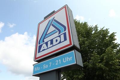Leuchtreklame vor der Filiale vom Discounter Aldi in der Stra?e Auf dem K?nigslande. Wandsbek Hamburg *** Illuminated si-stock-photo