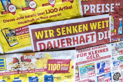 Preisschlacht der Discounter und Supermärkte. Nach Monaten der Preissteigerung werben sie für die Senkung ihrer Lebensmi-stock-foto