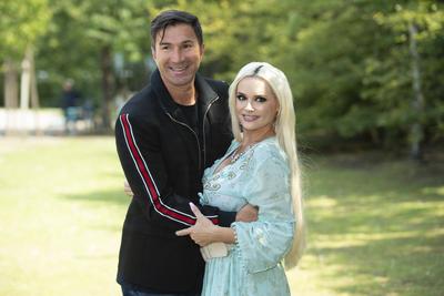 Daniela KATZENBERGER, Model, Autorin, Unternehmerin, mit Ehemann Lucas CORDALIS, Saenger, Musiker, posieren auf einem Ko-stock-foto