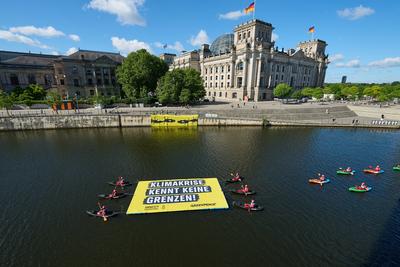 Protest auf der Spree fuer Schutz von Gefluechteten-stock-foto