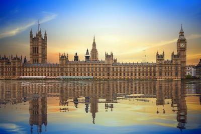 Parlamentsgeb?ude und Big Ben spiegeln sich im Turm-stock-photo