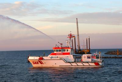 Der Seenotrettungskreuzer Nis Randers nimmt am Mittwoch (16.10.2024) im Ostseebad Prerow (Vorpommern R?gen) zur Einweihu-stock-foto