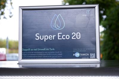 18.10.2023, E20 Tankstelle Mannheim, Schild mit Super Eco 20 Mannheim Baden-W?rttemberg Deutschland xRHR-FOTO/TKx *** 18-stock-foto