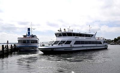 Ostsee, Insel Hiddensee, F?hren im Hafen von Vitte, links Wappen von Breege, rechts Gellen, 03.06. 2022, *** Baltic Sea,-stock-foto