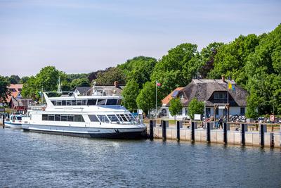 Blick auf den Hafen von Kloster mit einer Personenf?hre der Reederei Hiddensee. GER, Hiddensee, Ostsee, Urlaub, Touriste-stock-foto