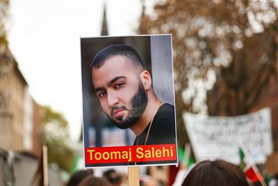 Tausende bei Ukraine- und Iran-Demo in K?ln Plakat mit Portrait von Rapper Toomaj Salehi. Tausende Ukraine- und Iran-Anh-stock-foto