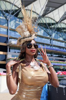 Royal Ascot, Fashion, woman with hat on Ladies Day at the racecourse-stock-photo