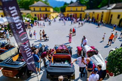 Salzburg, austria, 19 june 2025, gaisbergrennen, competiton for vintage cars, austro daimler cars at hellbrunn castle **-stock-foto