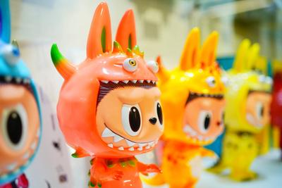 Labubu Ausstellung in Peking  BEIJING, CHINA - JUNE 18: Labubu dolls are on display during the first-generation Labubu c-stock-foto
