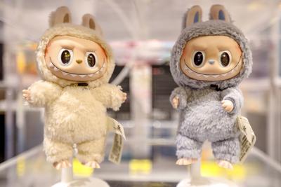 SHANGHAI, CHINA - JUNE 09: Labubu figures and dolls are seen on display at a Pop Mart store on June 9, 2025 in Shanghai,-stock-foto