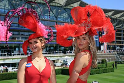 Royal Ascot, Fashion, women with hats on Ladies Day at the racecourse-stock-photo