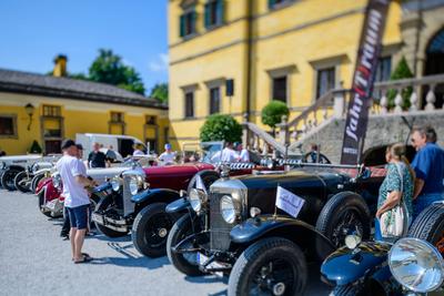 Salzburg, austria, 19 june 2025, gaisbergrennen, competiton for vintage cars, austro daimler cars at hellbrunn castle **-stock-foto