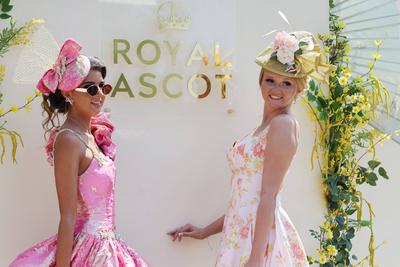 Royal Ascot, Fashion, women with hats on Ladies Day at the racecourse-stock-photo