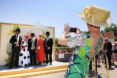 Royal Ascot, Fashion, women and men with hats on Ladies Day at the racecourse-stock-photo