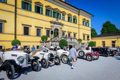 Salzburg, austria, 19 june 2025, gaisbergrennen, competiton for vintage cars, austro daimler car at hellbrunn castle ***-stock-foto