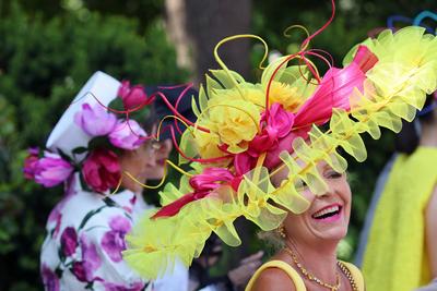 Royal Ascot, Fashion, women with hats on Ladies Day at the racecourse-stock-photo