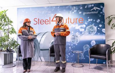 Klimaneutrale Stahlherstellung Hamburger Wirtschaftssenatorin besucht Stahlwerk ArcelorMittal im Hamburger Hafen Melanie-stock-foto
