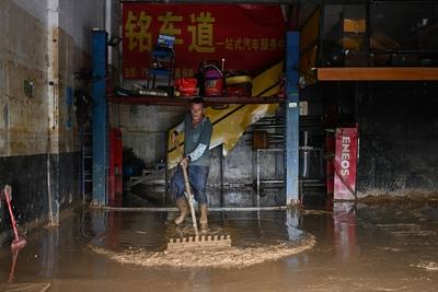 ZHAOQING, CHINA - JUNE 19: A resident cleans debris and silt from his home on June 19, 2025 in Huaiji County, Zhaoqing C-stock-foto