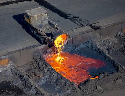 Luftbild, ArcelorMittal Hochfeld GmbH Stahldrahtwerk, Absch?tten von gl?hendem Material, Laar, Duisburg, Ruhrgebiet, Nor-stock-foto