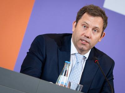 Lars Klingbeil, Bundesminister der Finanzen, bei der Pressekonferenz im Anschluss an die Sitzung des Stabilit?tsrates im Bundesfinanzministerium-stock-foto