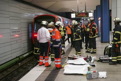 Rettungskraefte der Feuerwehr und Notaerzte am Unfallort im Einsatz beim Unfall U-Bahn Station Wandsbeker Chausse am 20.Juni 2925 in Hamburg. Eine blinde Frau ist beim Einfahren der U-Bahn vom Bahnsteig ins Gleisbett gestuerzt und von der Bahn erfasst worden und wird schwer verletzt Die Einsatzkr?fte gehen von einem tragischen Unfallgeschehen aus.Nach der Erstversorgung wurde die Schwerverletzte ins Krankenhaus gebracht. Hamburg Deutschland *** Rescue workers from the fire department and emergency doctors at the scene of the accident at the Wandsbeker Chausse underground station on June 20, 2925 in Hamburg A blind woman fell from the platform into the track bed when the underground train entered the station and was hit by the train and ser-stock-foto