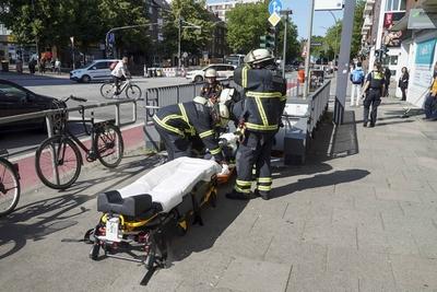 Rettungskraefte der Feuerwehr und Notaerzte am Unfallort im Einsatz beim Unfall U-Bahn Station Wandsbeker Chausse am 20.Juni 2925 in Hamburg. Eine blinde Frau ist beim Einfahren der U-Bahn vom Bahnsteig ins Gleisbett gestuerzt und von der Bahn erfasst worden und wird schwer verletzt Die Einsatzkr?fte gehen von einem tragischen Unfallgeschehen aus.Nach der Erstversorgung wurde die Schwerverletzte ins Krankenhaus gebracht. Hamburg Deutschland *** Rescue workers from the fire department and emergency doctors at the scene of the accident at the Wandsbeker Chausse underground station on June 20, 2925 in Hamburg A blind woman fell from the platform into the track bed when the underground train entered the station and was hit by the train and ser-stock-foto